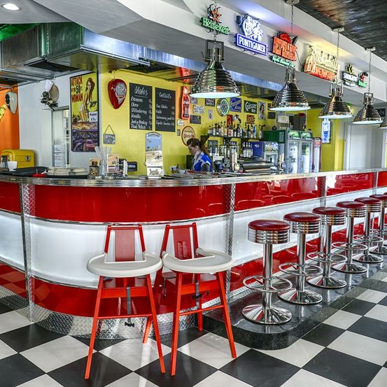 Bild enthält, Indoors, Restaurant, Architecture, Building, Diner, Food, Person, Chair, Furniture, Cafeteria