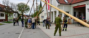 Bild enthält, Neighborhood, Person, Shoe, Walking, City, People, Bicycle, Housing, Path, Flag