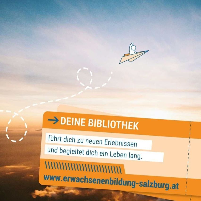Ein Plakat mit einer Person auf einem Papierflugzeug, das durch den Himmel fliegt, begleitet von Wolken und einem Sonnenuntergang. Das Plakat trägt den Slogan 'Deine Bibliothek führt dich zu neuen Erlebnissen und begleitet dich ein Leben lang.' Es enthält auch die Website-Adresse www.erwachsenbildung-salzburg.at.