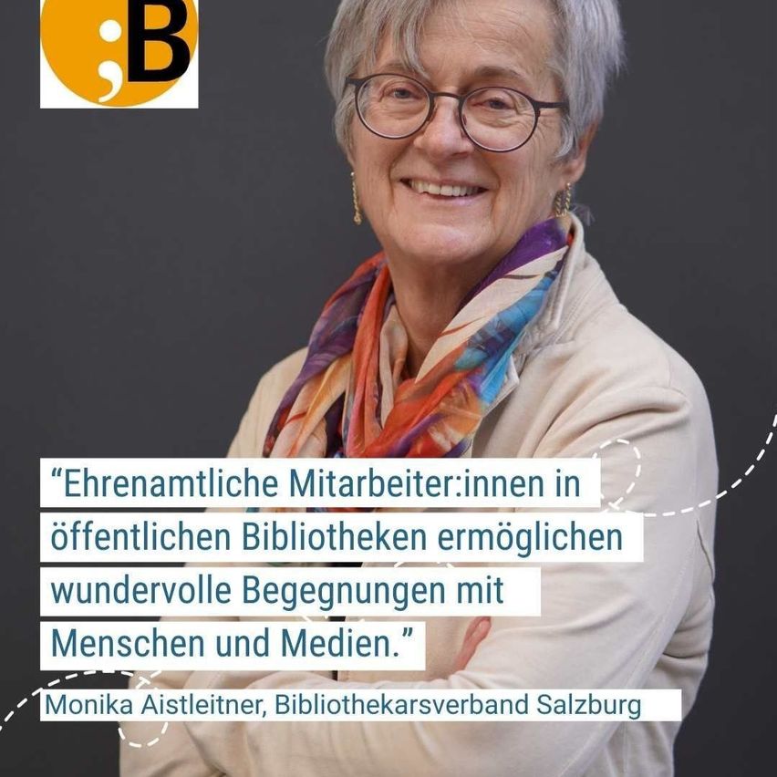 Eine lächelnde ältere Frau mit Brille, Schal und Ohrringen ist im Bild zu sehen. Der Hintergrund ist dunkel, und es gibt einen weißen Textüberlagerung. Der Text lautet: 'Ehrenamtliche Mitarbeiter:innen in öffentlichen Bibliotheken ermöglichen wunderbare Begegnungen mit Menschen und Medien.' Der Text wird Monika Aistleitner, Bibliothekarsverband Salzburg, zugeschrieben.