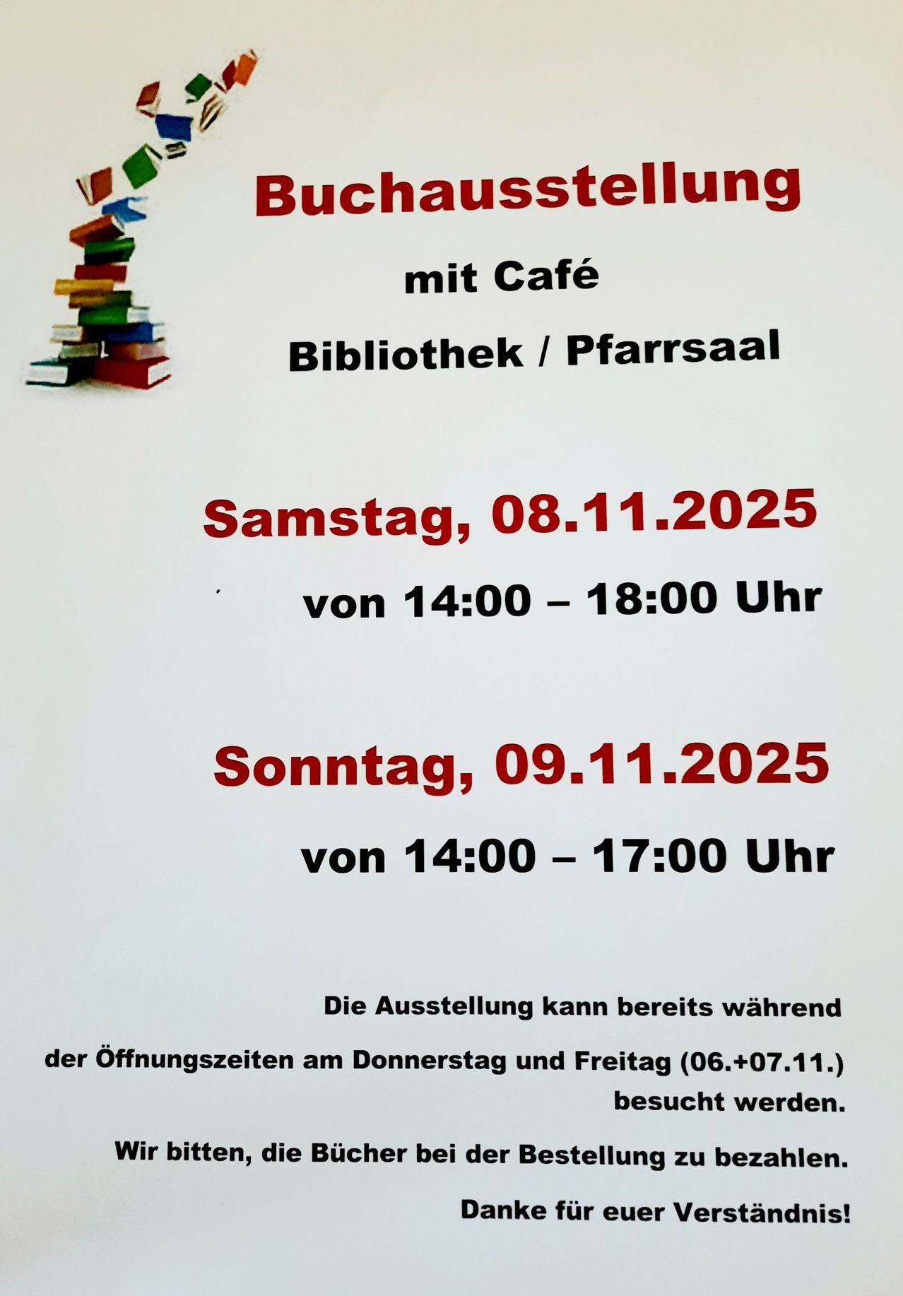 Ein Poster mit einem Buchstapelbild, das 'Buchauktion mit Café Bibliothek/Pfarrsaal' lautet. Es gibt die Öffnungszeiten am Samstag, 08.11.2025 von 14:00 bis 18:00 Uhr und Sonntag, 09.11.2025 von 14:00 bis 17:00 Uhr an. Die Ausstellung kann bereits während der Öffnungszeiten am Donnerstag und Freitag (06.+07.11.) besucht werden.