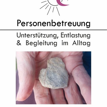 Eine Person hält einen herzförmigen Stein mit dem Text 'Personenbetreuung' darüber, bietet Unterstützung, Entlastung und Begleitung im Alltag.