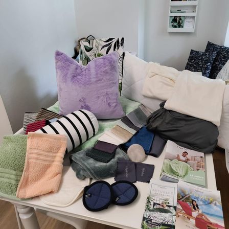 Bild enthält, Cushion, Home Decor, Pillow, Adult, Female, Person, Woman, Furniture