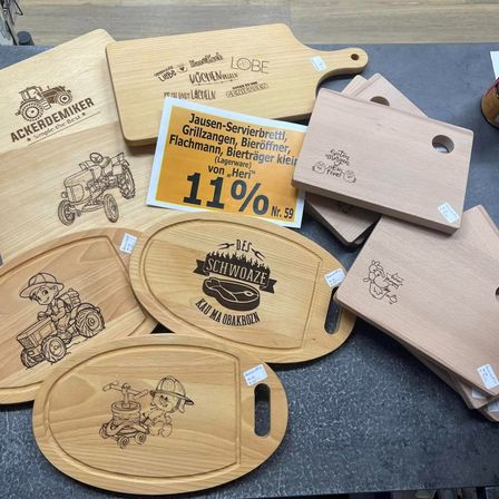 Bild enthält, Chopping Board, Food, Wood, Hardwood, Stained Wood, Business Card, Text, Machine, Wheel, Plate
