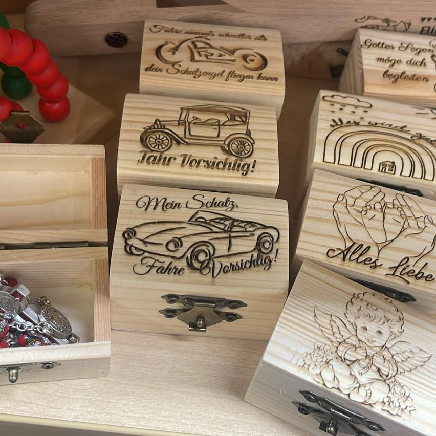 Bild enthält, Wood, Hardwood, Stained Wood, Business Card, Paper, Text