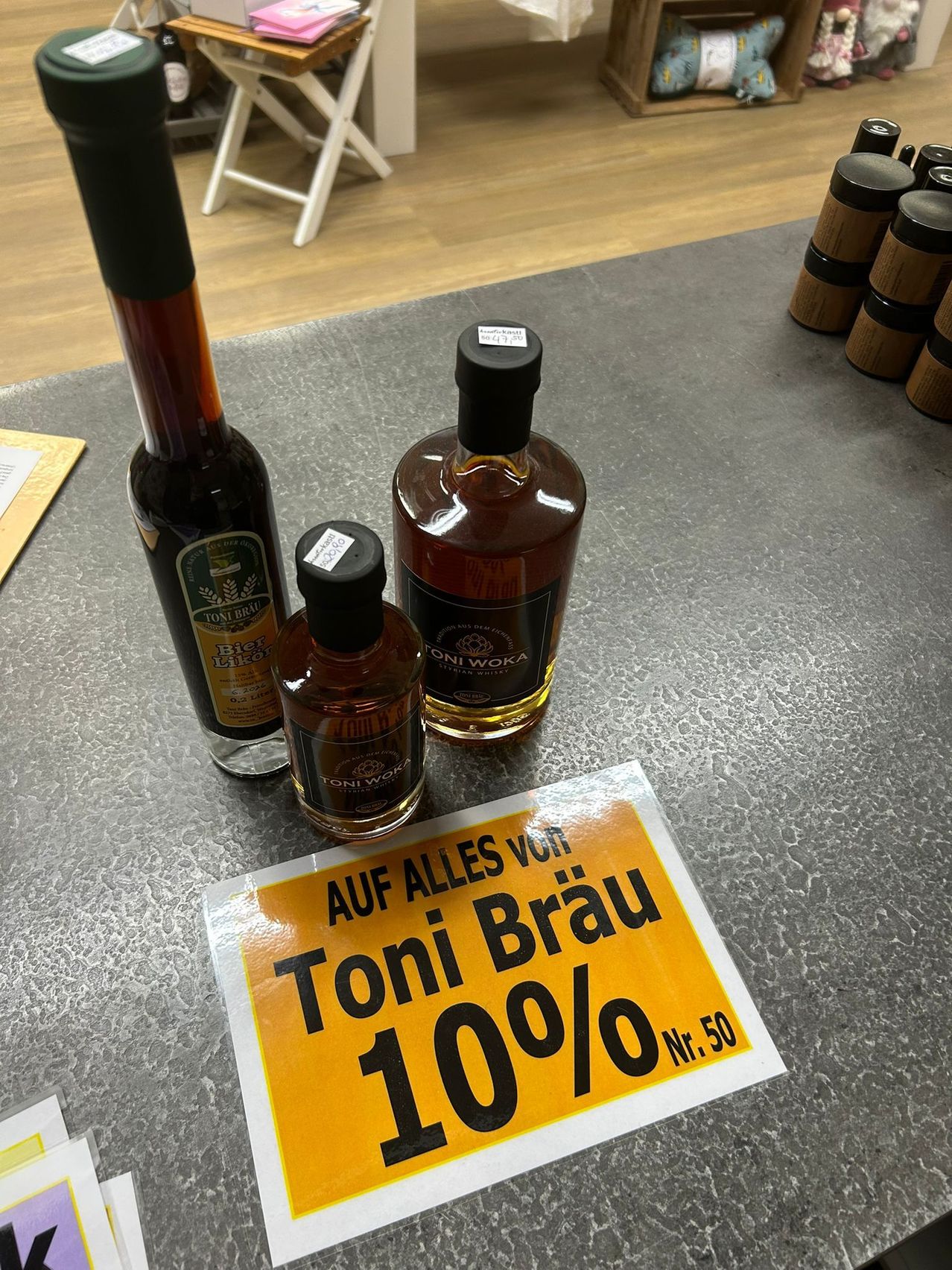 Bild enthält, Alcohol, Beer, Beverage, Bottle, Cosmetics, Perfume, Floor, Liquor, Business Card, Text