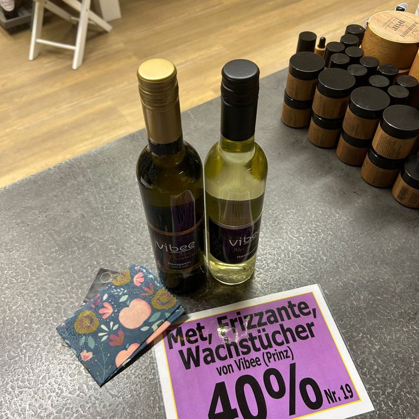 Bild enthält, Bottle, Cosmetics, Perfume, Outdoors, Nature, Accessories, Wallet, Alcohol, Beverage, Countryside