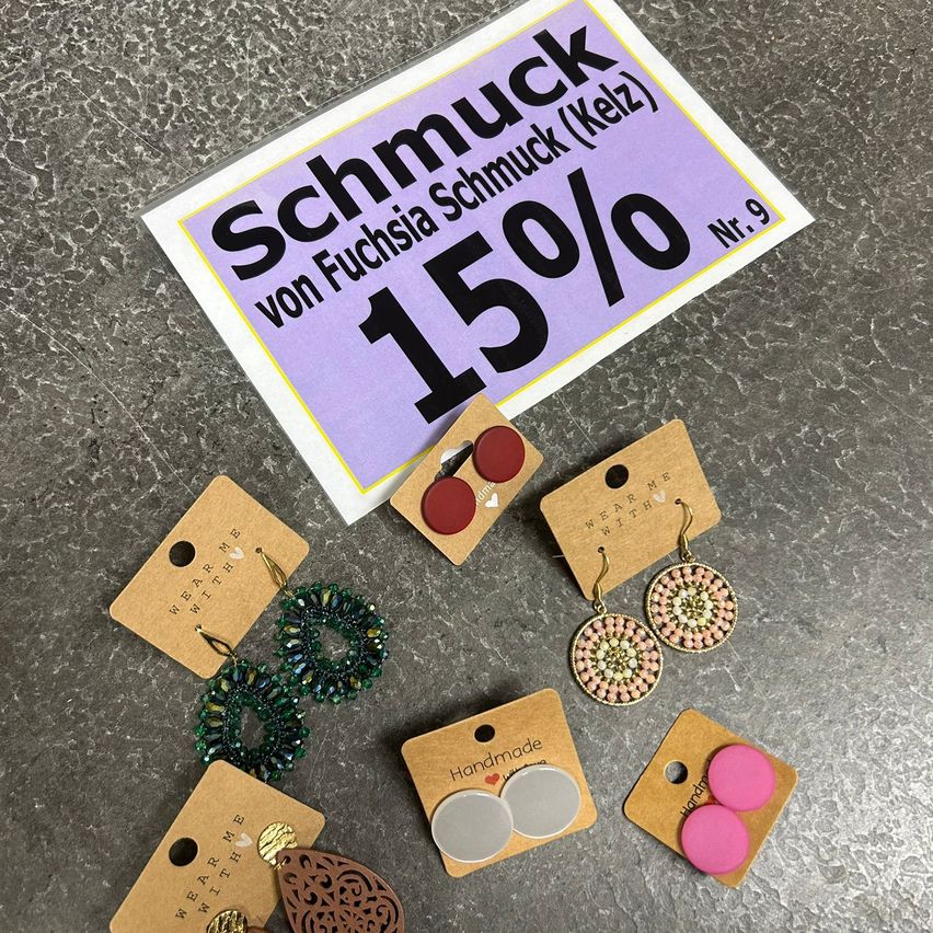 Bild enthält, Symbol, Number, Text, Business Card, Paper, Accessories, Jewelry, Locket, Pendant