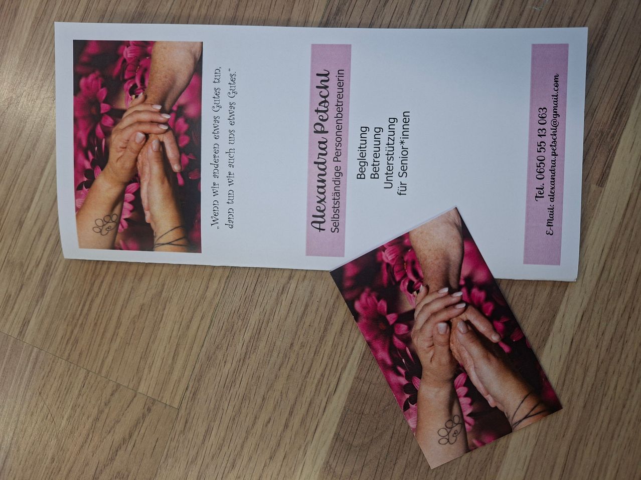 Ein Visitenkarte für Alexandra Petschel, eine Pflegekraft, mit einem rosa Blumenhintergrund, einschließlich Kontaktdaten wie Telefonnummer und E-Mail-Adresse.