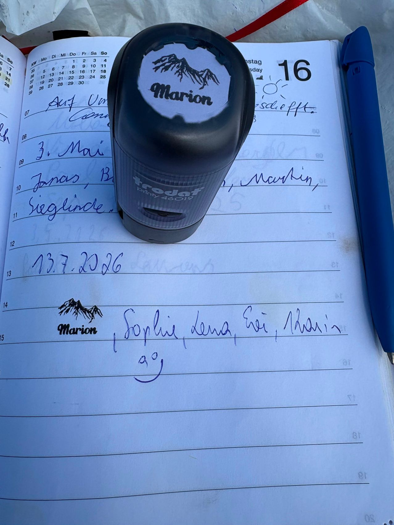 Marion Stempel und handschriftliche Einträge in einem Kalender