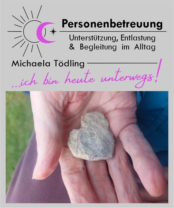 Eine Person hält einen herzförmigen Stein in der Hand, mit einem lila Mond und Sonne im Hintergrund. Der Text lautet 'Personenbetreuung' und 'Unterstützung, Entspannung & Begleitung im Alltag'.