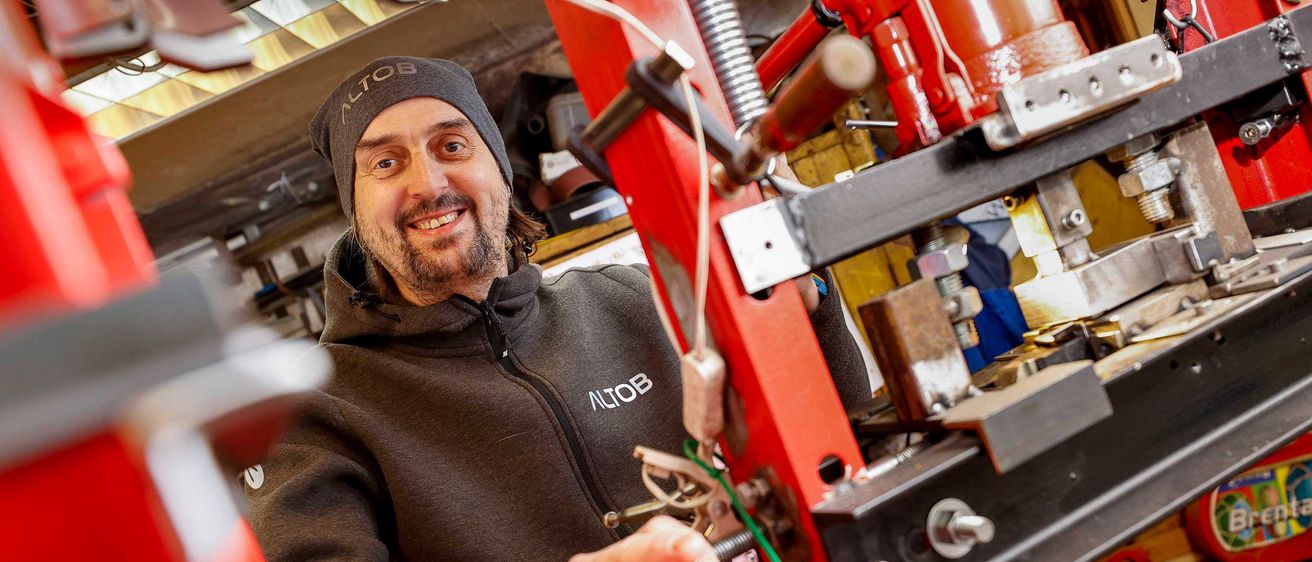 Bild enthält, Architecture, Building, Factory, Person, Worker