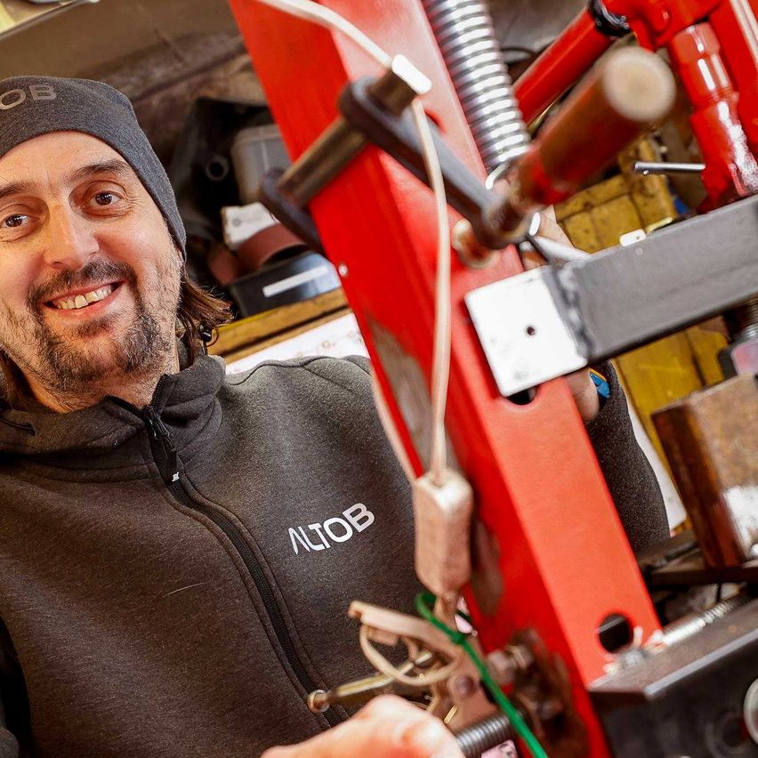 Bild enthält, Architecture, Building, Factory, Person, Worker