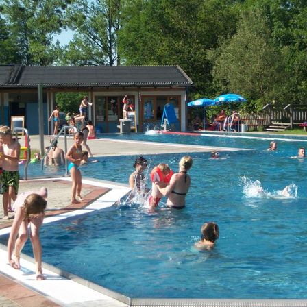 Bild enthält, Person, Swimming, Water, Pool, Swimming Pool, Swimwear, Shorts, Outdoors, Summer, Hotel