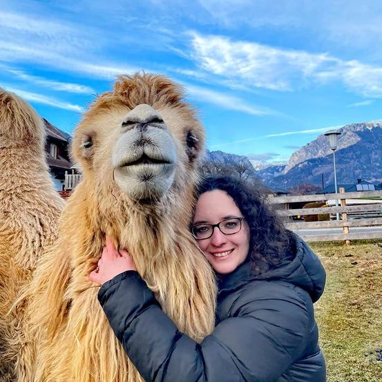 Bild enthält, Adult, Female, Person, Woman, Bear, Wildlife, Photobombing, Glasses, Face, Head