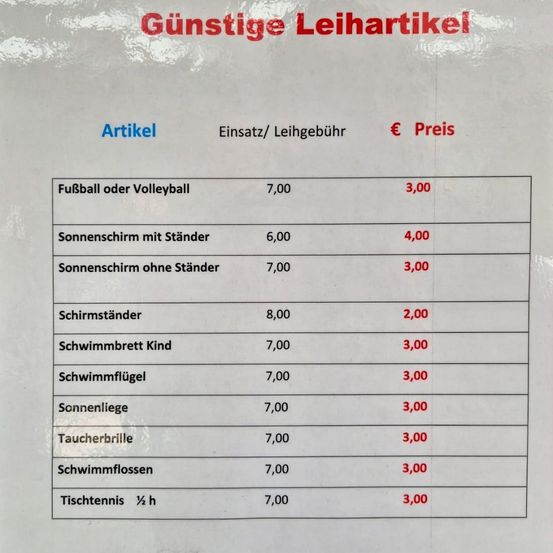 Eine Liste von Mietartikeln für Sportgeräte. Die Artikel umfassen Fußball oder Volleyball, Sonnenblenden mit und ohne Ständern, Fechtenschwerter, Kinder-Schwimmbretter, Schwimmflossen, Sonnenliegen, aufblasbare Rohre, Schwimmflossen und Tischtennis für eine halbe Stunde. Die Mietgebühren betragen für die meisten Artikel 3 Euro.