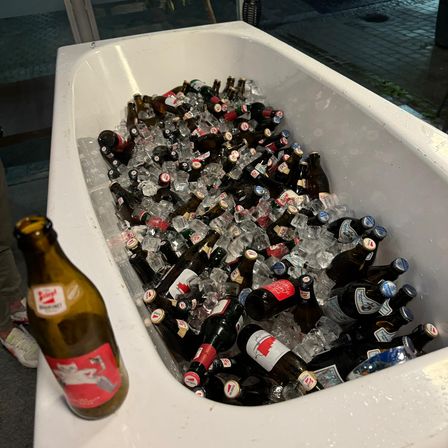 Bild enthält, Tub, Alcohol, Beer, Beverage, Bathing, Bathtub, Person, Clothing, Footwear, Shoe