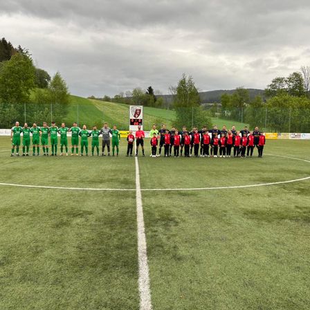 Bild enthält, People, Person, Field, Crowd, Huddle