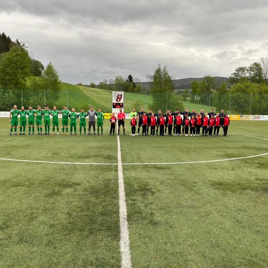 Bild enthält, People, Person, Field, Crowd, Huddle