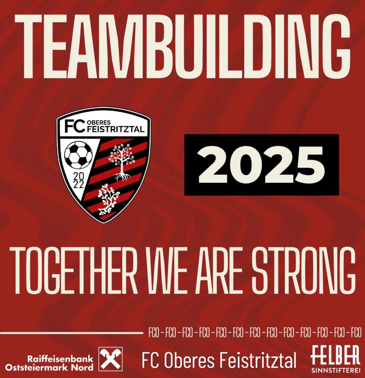 Ein roter Plakat für Teambuilding von FC Oberes Feistritztal im Jahr 2025. Es zeigt das Vereinslogo mit einem Fußball und Baum und den Slogan 'Gemeinsam sind wir stark.' Sponsoren sind Raiffeisenbank und Feldberger.