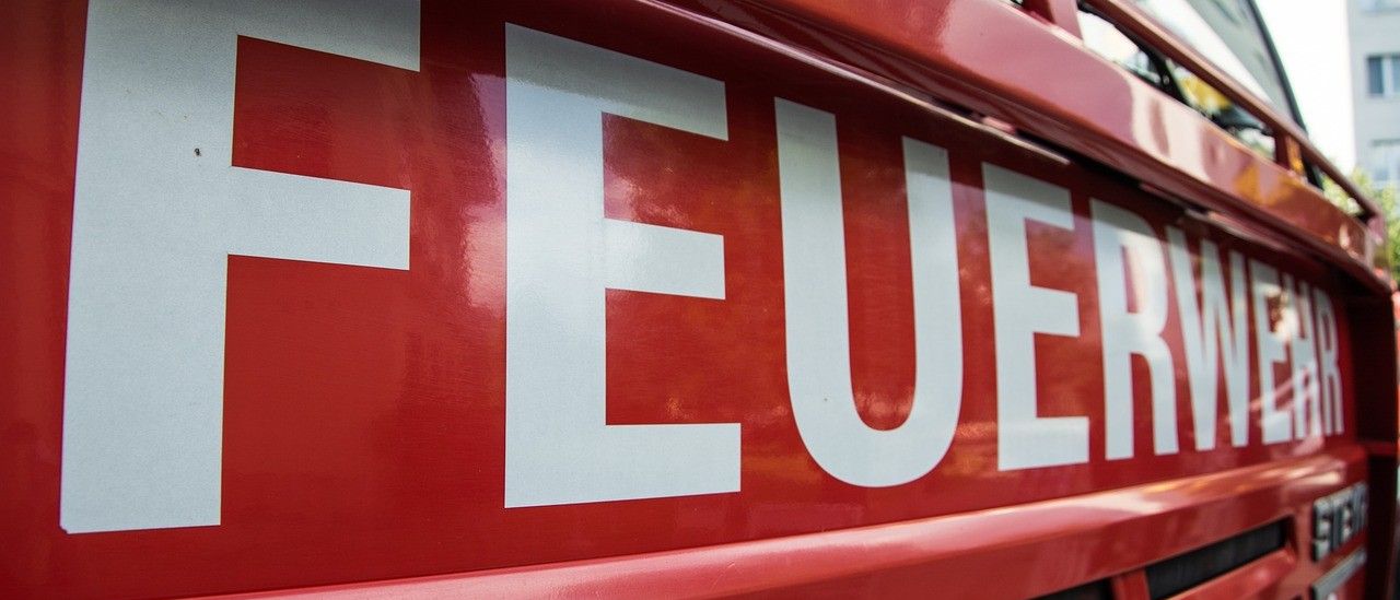 Bild enthält, Logo, Bus, Transportation, Vehicle, Symbol, Fire Truck, Truck, Text