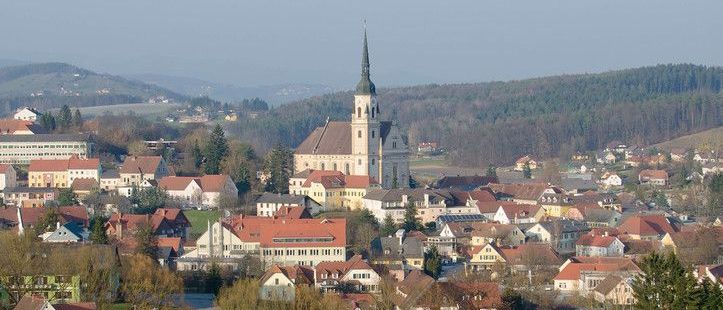 Bild enthält, Neighborhood, Building, Spire, Monastery, Outdoors, Nature, Countryside, City, Cityscape, Rural