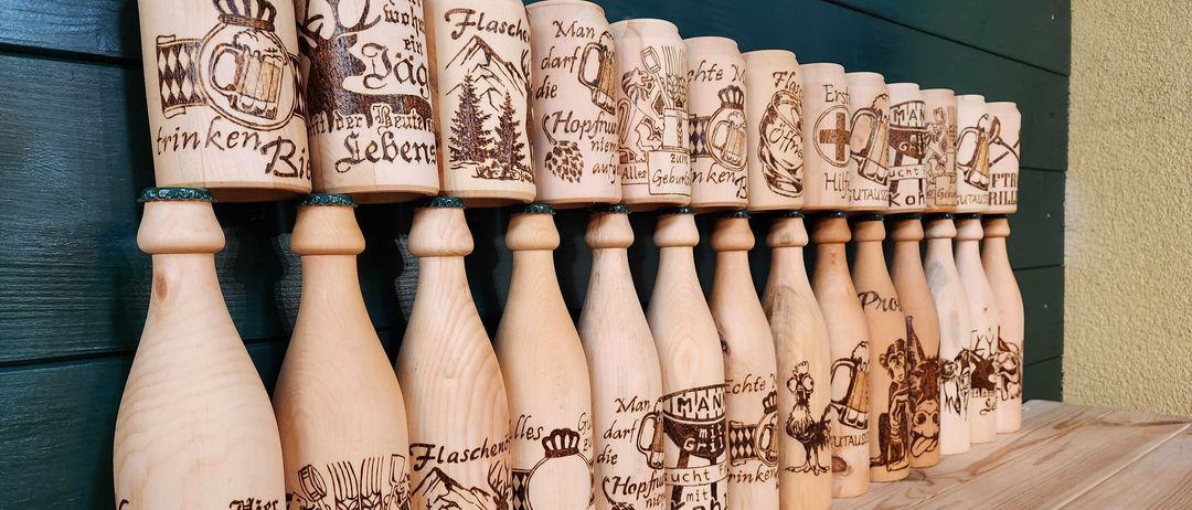 Bild enthält, Art, Handicraft, Wood, Can, Tin, Indoors, Interior Design