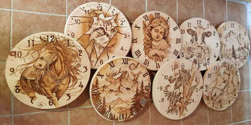 Bild enthält, Art, Wood, Baby, Person, Plate, Face, Painting