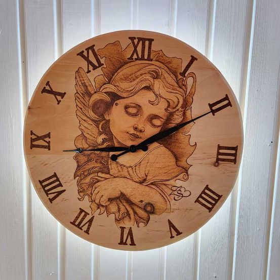 Bild enthält, Clock, Person, Face, Head, Wall Clock, Analog Clock