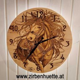 Bild enthält, Clock, Wall Clock, Analog Clock, Person
