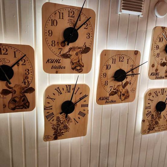 Bild enthält, Clock, Arrow, Weapon, Wall Clock, Analog Clock