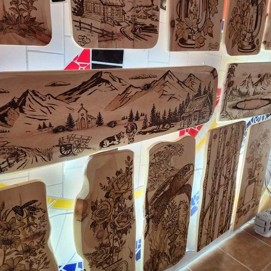 Bild enthält, Interior Design, Wood, Outdoors, Sea, Water, Sea Waves, Art, Tile