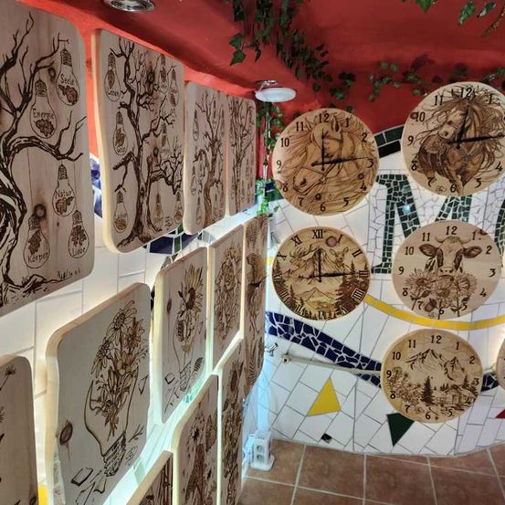 Bild enthält, Indoors, Interior Design, Tile, Art, Person