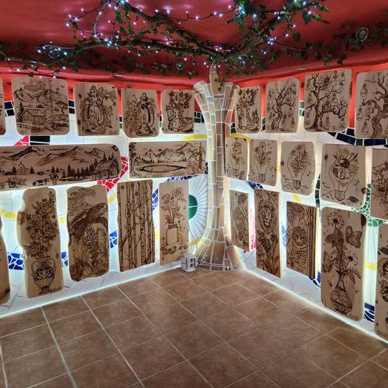 Bild enthält, Floor, Building, Indoors, Interior Design, Art, Tile, Tape, Flooring, Can