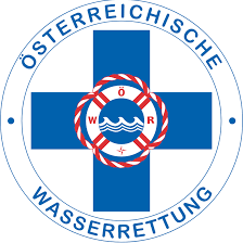 Das Emblem zeigt ein blaues Kreuz mit einem weißen Zentrum, umgeben von einem roten und weißen Seil. Innerhalb des Seils befindet sich ein Logo mit den Buchstaben 'W' und 'R' und einem Symbol, das Wasserwellen darstellt. Der Text 'OSTERREICHISCHE WASSERRETTUNG' ist in weiß um das Kreuz herum geschrieben.