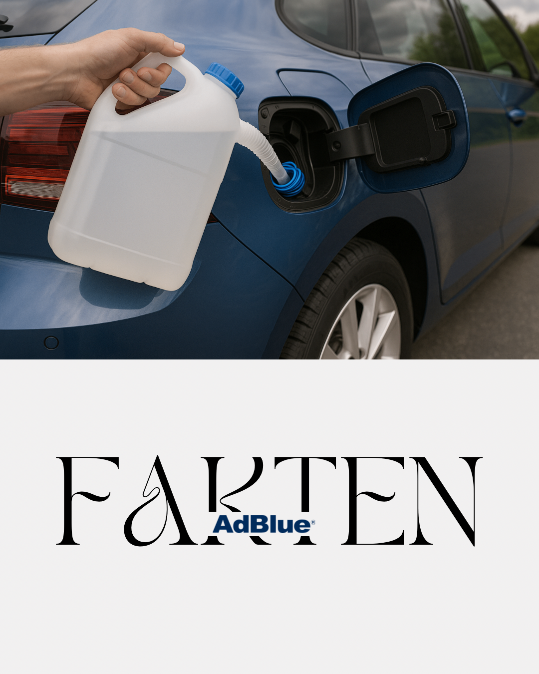 Eine Person füllt einen blauen Wagen mit einem weißen Plastikbehälter, die Marke heißt AdBlue, das Auto ist am Straßenrand geparkt.