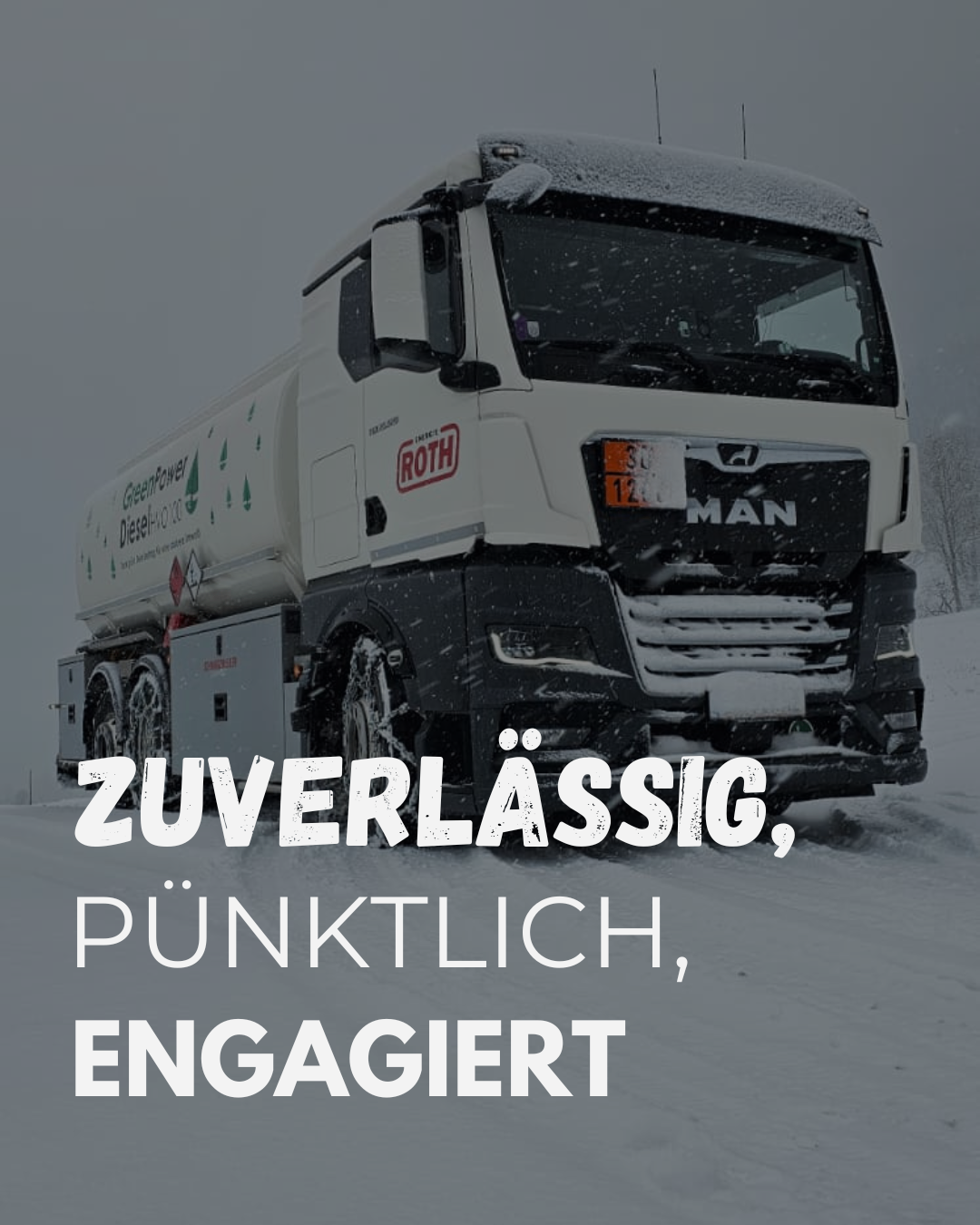 Ein weißer MAN-Lkw mit GreenPower Diesel-H20:00-Marke fährt durch verschneite Bedingungen. Die Front des Lkw ist mit Schnee bedeckt.