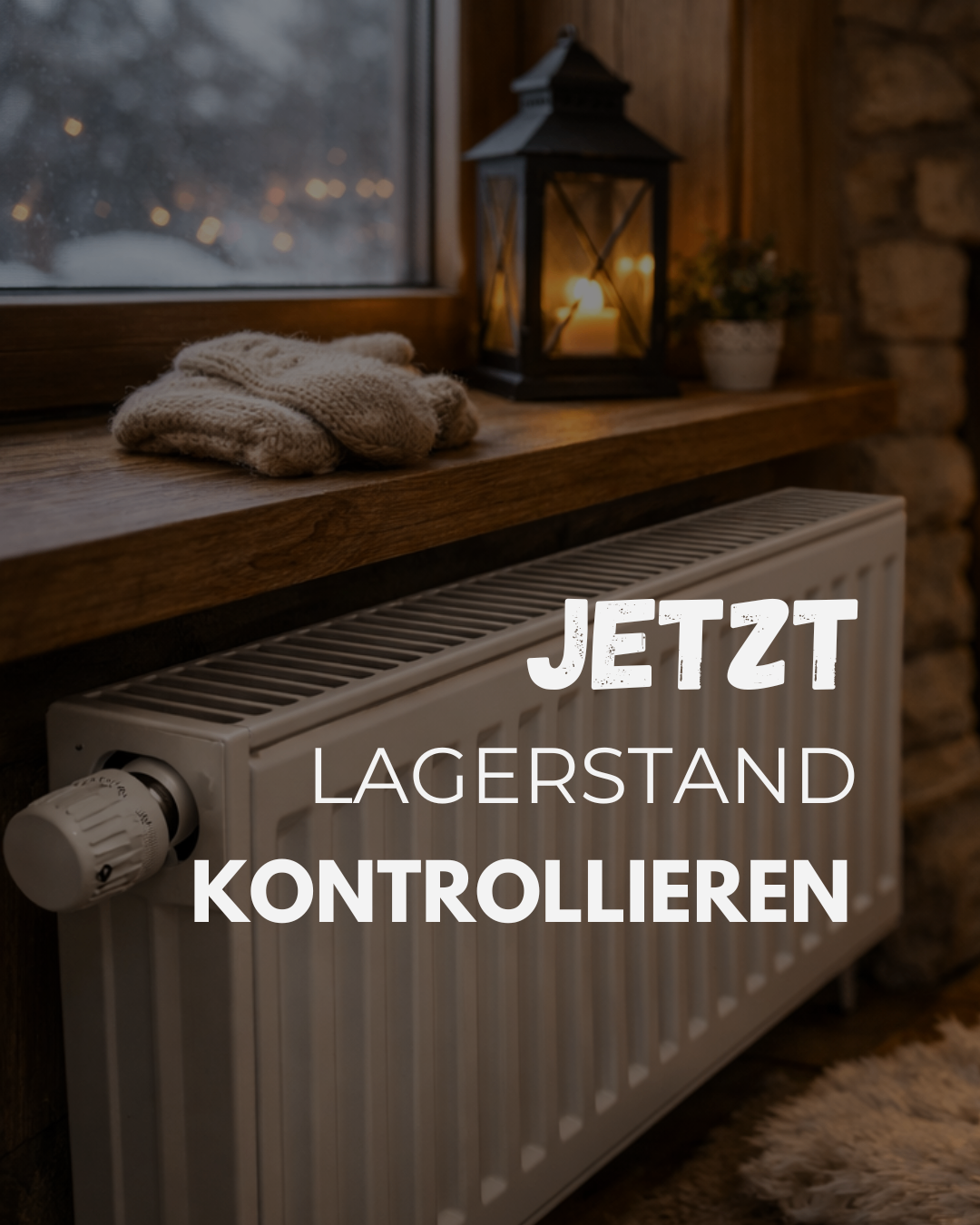 Ein weißer Heizkörper mit den Worten 'JETZT LAGERSTAN KONTROLLEREN' darüber. Ein weißer Topf steht auf der Fensterbank. Ein Paar Handschuhe liegt auf der Fensterbank.