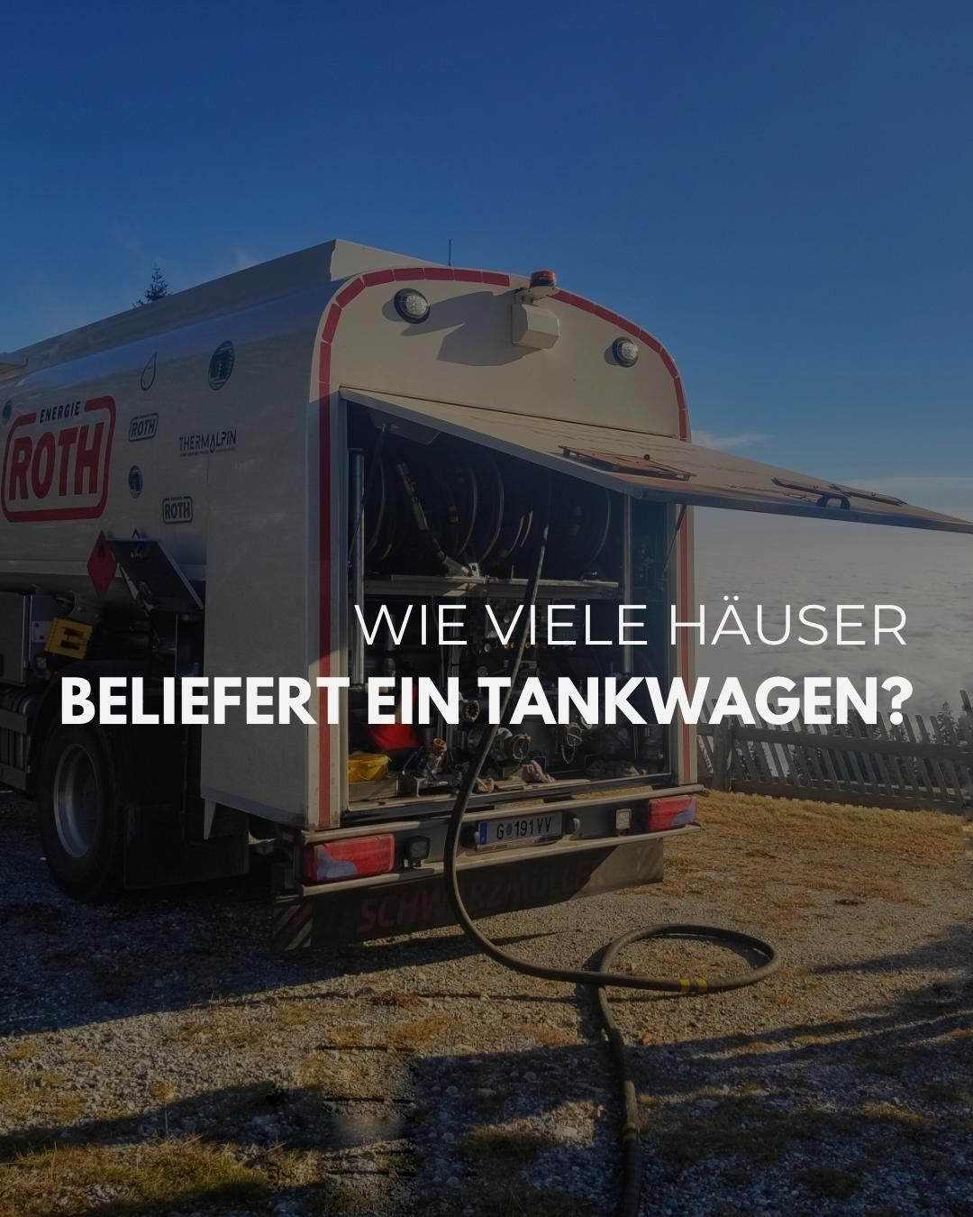 Ein großer weißer Tankwagen mit dem Wort Roth an der Seite ist auf Kies geparkt. Die hintere Tür des Wagens ist geöffnet und zeigt das Innere. Ein Schlauch ist an den Wagen angeschlossen. Der Text auf dem Bild lautet 'Wie viele Häuser beliefert ein Tankwagen?', was bedeutet 'Wie viele Häuser versorgt ein Tankwagen?'.