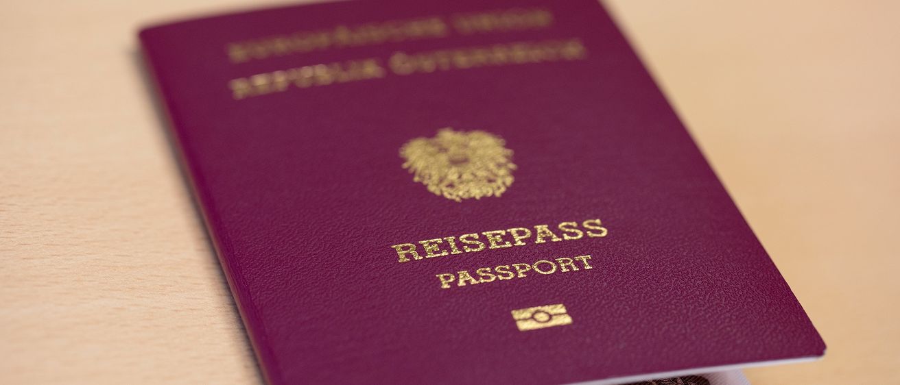 Bild enthält, Text, Document, Id Cards, Passport