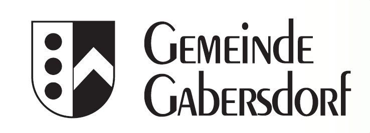 Das Logo der Gemeinde Gabersdorf, mit einem Schild, das drei Punkte und ein dreieckiges Design in Schwarz und Weiß zeigt.