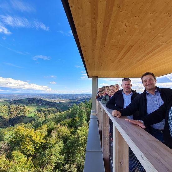 Bild enthält, Wood, Balcony, Scenery, Vegetation, Adult, Male, Man, Person, Portrait, Shelter