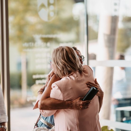 Bild enthält, Adult, Female, Person, Woman, Hugging, Male, Man, Face, Head