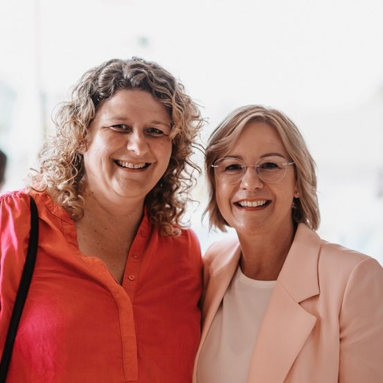Bild enthält, Head, Person, Face, Happy, Smile, Laughing, Adult, Female, Woman, Suit