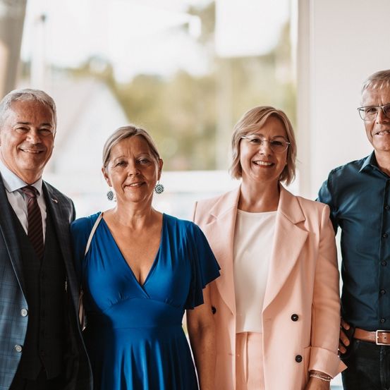 Bild enthält, Adult, Female, Person, Woman, Suit, Coat, Shirt, Male, Man, Groupshot