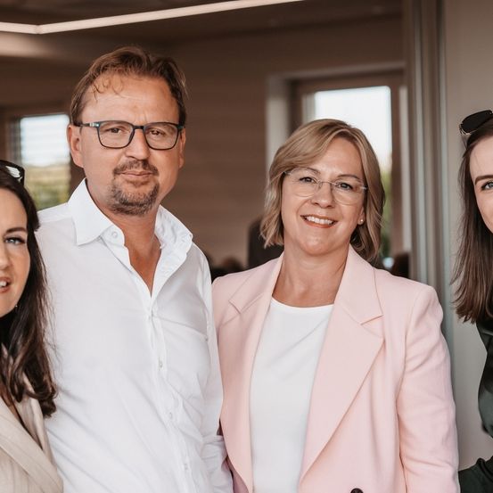 Bild enthält, Face, Happy, Head, Person, Smile, Adult, Female, Woman, Suit, Man
