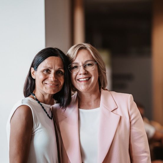 Bild enthält, Head, Person, Face, Happy, Smile, Laughing, Adult, Female, Woman, Glasses