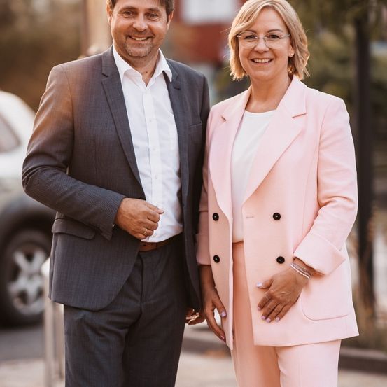 Bild enthält, Coat, Adult, Female, Person, Woman, Suit, Head, Lady, Face, Happy