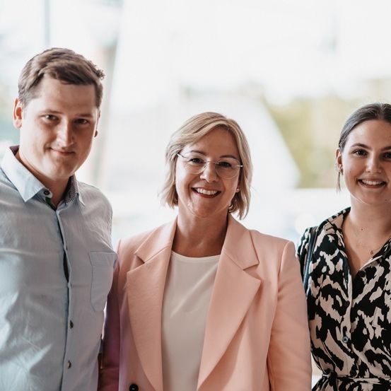 Bild enthält, Face, Happy, Head, Person, Smile, Adult, Female, Woman, Shirt, Man
