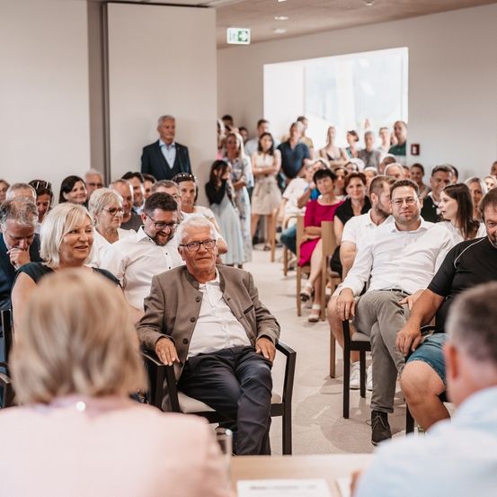 Bild enthält, People, Person, Adult, Male, Man, Female, Woman, Suit, Crowd, Indoors